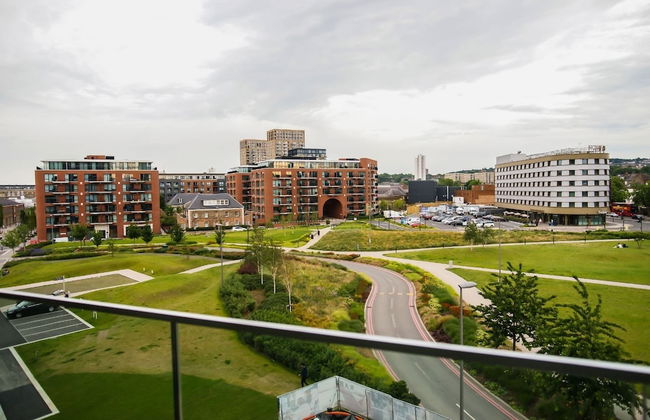 Thames View 2 Bed Apartment With Balcony - Photo 37