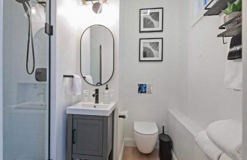 Stylish King Suite-FP-Hot Tub-Walk to All In OT - Foto 6