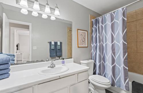 Alder Stay 3BD Townhome in Heart of Arlington - Foto 18