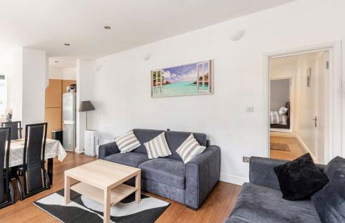 Group Friendly 2 Bed 2 Bath FREE PARKING for 2 Large Vans or up to 4 Cars Zone 2 Sleeps 10 Close to Central London and Zone 2 tube station - Photo 3