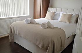 Spacious Solihull Home 5 Beds 2 Sofa beds - Max 10 - NEC BHX Spacious 4 Bedroom Home - NR JLR, Birmingham Airport, HS2 Sites, Resorts World, A45, M42 Mell Square - Regular Work Stays Available - By Samina, ARZ Stays - Photo 9
