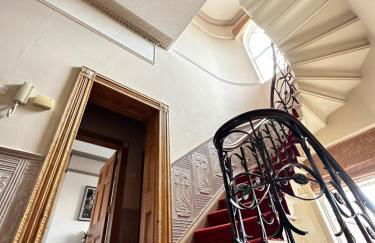 Beautiful Grade II listed apartment. - Photo 9