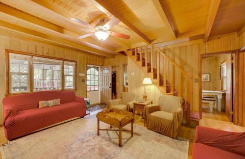 Vintage Snow White Cottage about 2 Miles to Village! - Foto 6