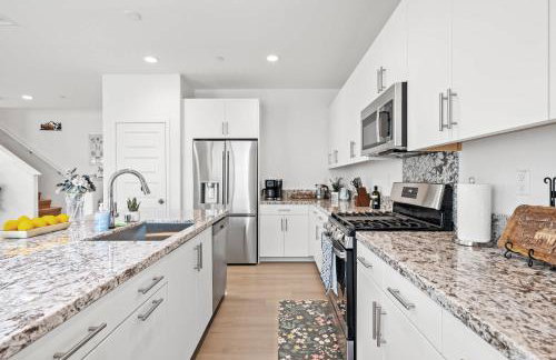 Spacious 5BR Getaway w Game Room & Modern Comfort - Photo 67