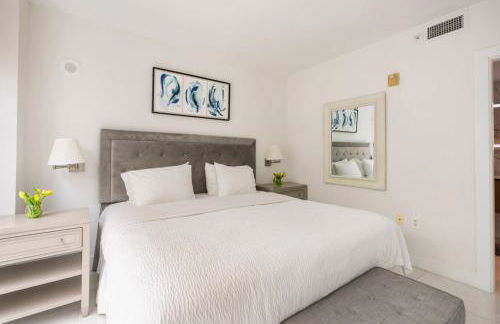 Beachfront Bentley Hotel One Bedroom Suite with Balcony and Beach access - Foto 6