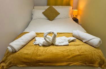 Luxury 2-Bed Apartment,Office with Built-In TV King Bed, Private Entrance and free Parking - Foto 52