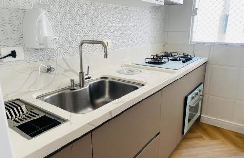 Apto com ar-cond e piscina a 100m mar praia da Enseada - Foto 36