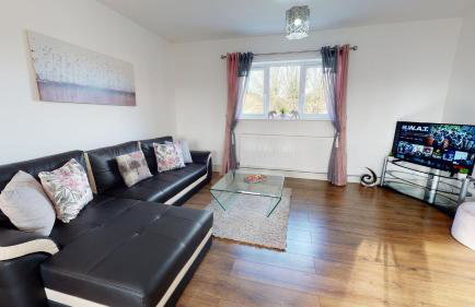 Beautiful & Spacious with 2 Free Parking Spaces - SRK Accommodation - Photo 6