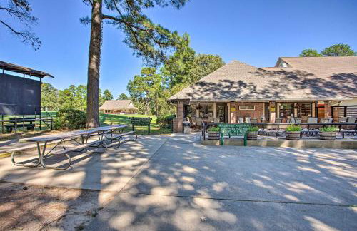 Holly Lake Retreat w/ 2 Community Pools & Yard - Foto 38