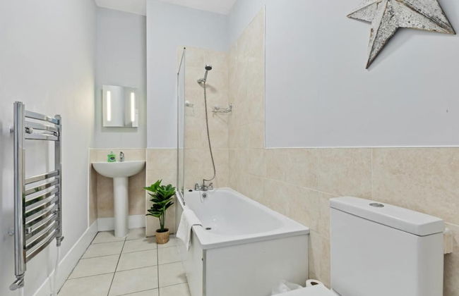 Hove Actually House - 4 Bedrooms - Garden - Photo 14