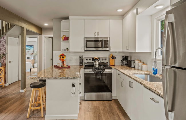 Inn the Poconos by Avantstay Private Lake Access Enclosed Hot Tub - Photo 13