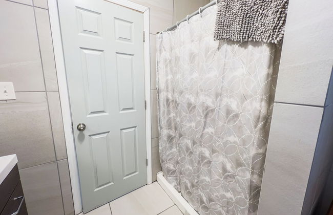 The Stone Castle - With Private Yard & Parking, Near Falls & Casino by Niagara Hospitality - Foto 23