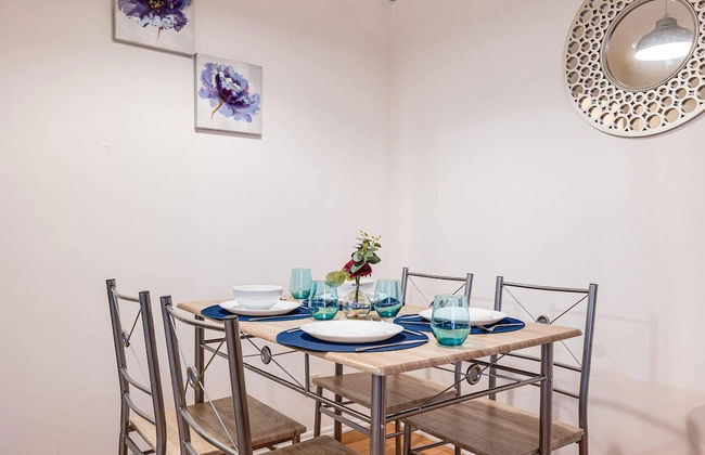 Lovely 2 Bedroom Apartment With Fireplace - Photo 7