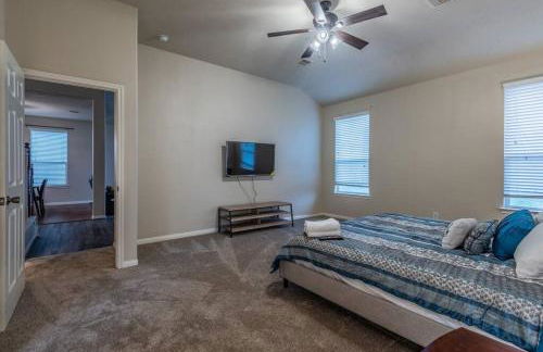 New Beautiful 4/BR Vacation Home - Photo 18