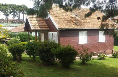 Chale de Madeira - Lareira e Fogueira---lindo gramado com mesa para café da manhã, churrasqueira e fogueira - Foto 45