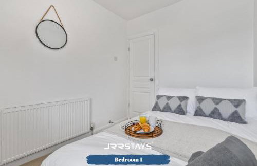 Nuneaton - Ideal 3 Bedroom, Wi-fi Parking, Sleeps 6 - JRR Stays - Foto 16