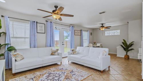 8 Mins to SPI Beach Spacious 3BR with Backyard - Foto 2