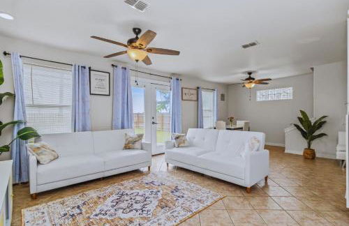 8 Mins to SPI Beach Spacious 3BR with Backyard - Foto 2