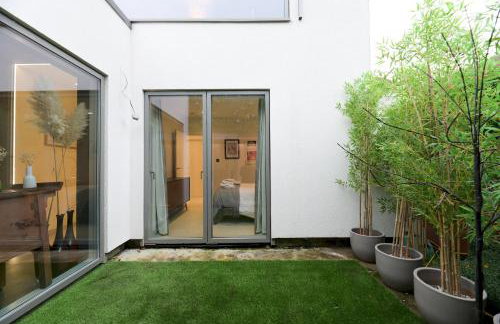 Architect-Designed Luxury Retreat 3BR Chessington - Pass the Keys - Photo 40