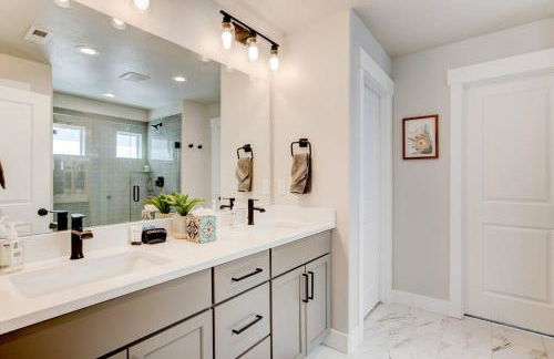 Midway to Heaven! BRAND NEW 5 bed 4.5 bath, HOTTUB - Photo 34