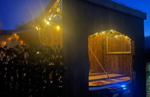 Oakley View Shepherds Hut with hot tub - Photo 31