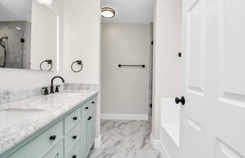 Tranquil 4-BR Oasis With Pool & Backyard Bliss! - Foto 46