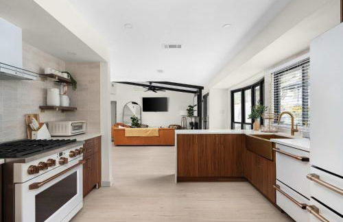 Luxury Zilker Home Pool Hot Tub and 2 Kitchens - Photo 9