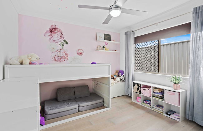 Waterfront Canal Escape in Burleigh - Photo 2