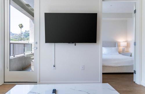 Luxury 2 Bedroom Residence With Fitness and Outdoor Pool - Photo 21