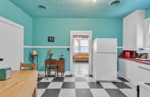 Retro Revival with Modern Comfort - A Mid-Century Gem in Gonzales LA - Foto 21
