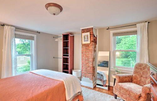 Charming Abode with Patio - Walk to Town and River! - Foto 13