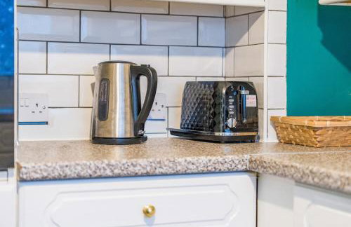 #99 Quirky and Stylish 3-Bedroom - Close to Drayton Manor Theme Park - Sleeps 6 - "Perfect for contractors and Families - Free parking" - Photo 16