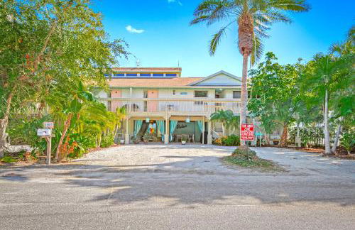 Newly remodeled 8-steps to sand path of Beach! Unit D - Foto 19