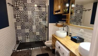 La Boheme- Free Parking-Paris-Disneyland-Easy Check-in- Netflix - Foto 5, towels, Shower