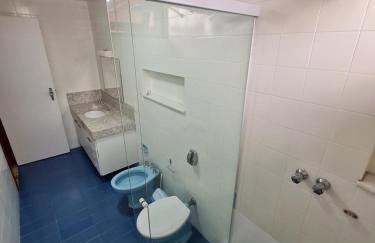 Casa Super Agradável, 250 metros da praia da Areia Preta, cinco quartos com ar, wifi, garagem, completa - Foto 34