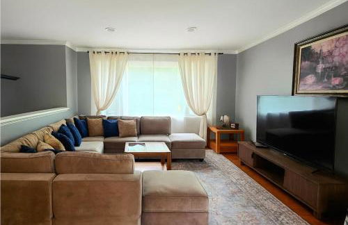 Spacious 4BR Retreat Yard, BBQ & Prime Location - Foto 31