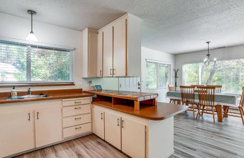 Furnished Deck and Fire Pit Sherwood Forest Cabin - Foto 9