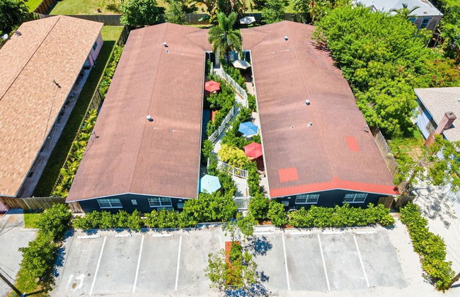 Stylish 2 BR Condo - Free Parking on Premises - Photo 33