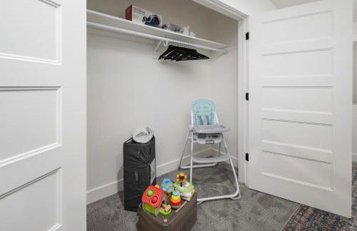 Light-Filled Modern Flat Near 25th Street Fun - Photo 19