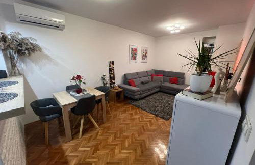 Split apartment - 5 min by car to the beach & city center - free public parking - Foto 32