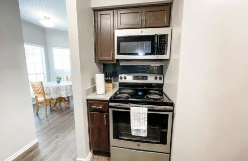 Cozy and Quiet, with Easy Access & Private Garage - Foto 15