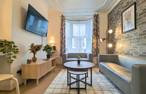 Bright 4BR Home Near Anfield & Free Parking - Foto 1