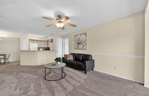 Modern 2BR Stay in Prime Location - Foto 8