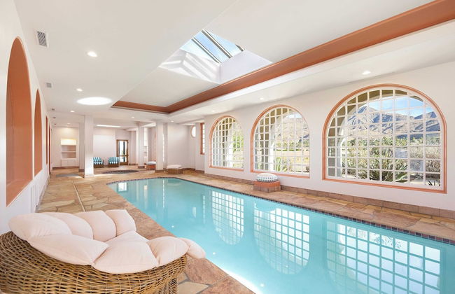 The Pond Estate by Avantstay Maximalist Designer Compound w/ 2 Casitas, Indoor + Outdoor Pools, Tennis Court, & Gorgeous Mountain Views 12k Sqft - Foto 6