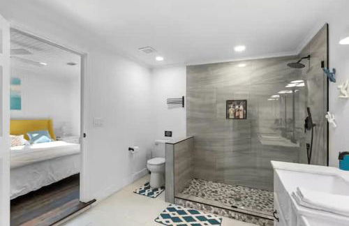 Chic Modern Cottage Near Downtown and Beaches Family - Photo 8