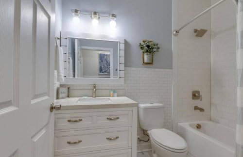 Music City Charmer Tons of Beds Thirty Day Minimum - Foto 16