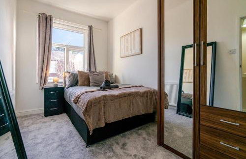 Westfield House, 2BR Sleeps 6, Oldham - Photo 3