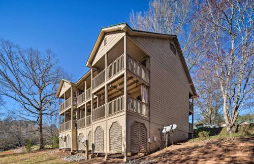 Balcony and Pool Access! Couples Escape in Lake Lure - Foto 3