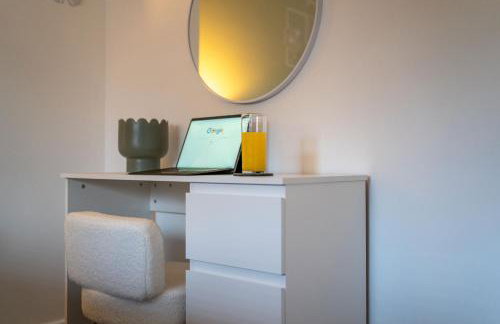 Cosy 3-Bed House With Parking, 5 Mins to QE & Uni - Photo 8