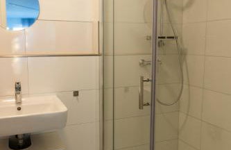 HUGOS Studio Apartment - Photo 12